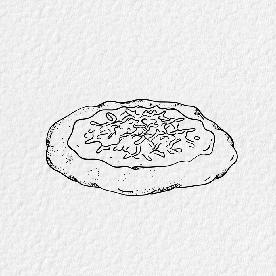 Kör alakú, tányérszerű forma részletgazdag középrésszel.